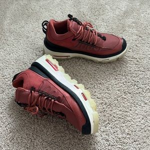 Red Air Mae Jordan’s size 8 women’s
